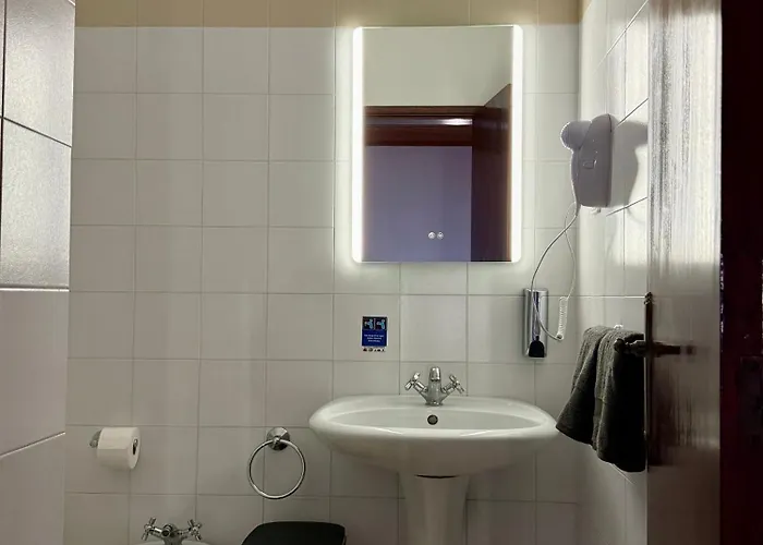 Con Estacionamiento Y Bano Privado * 丰沙尔